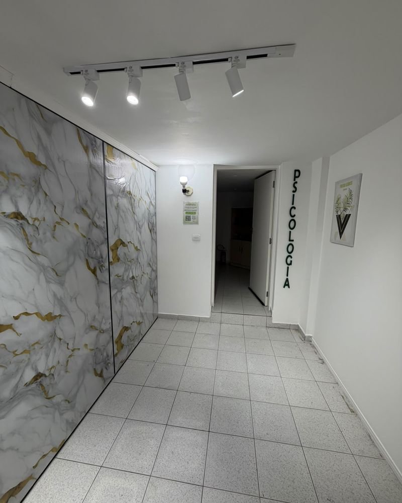 Entrada da área de psicologia, com letreiro na parede