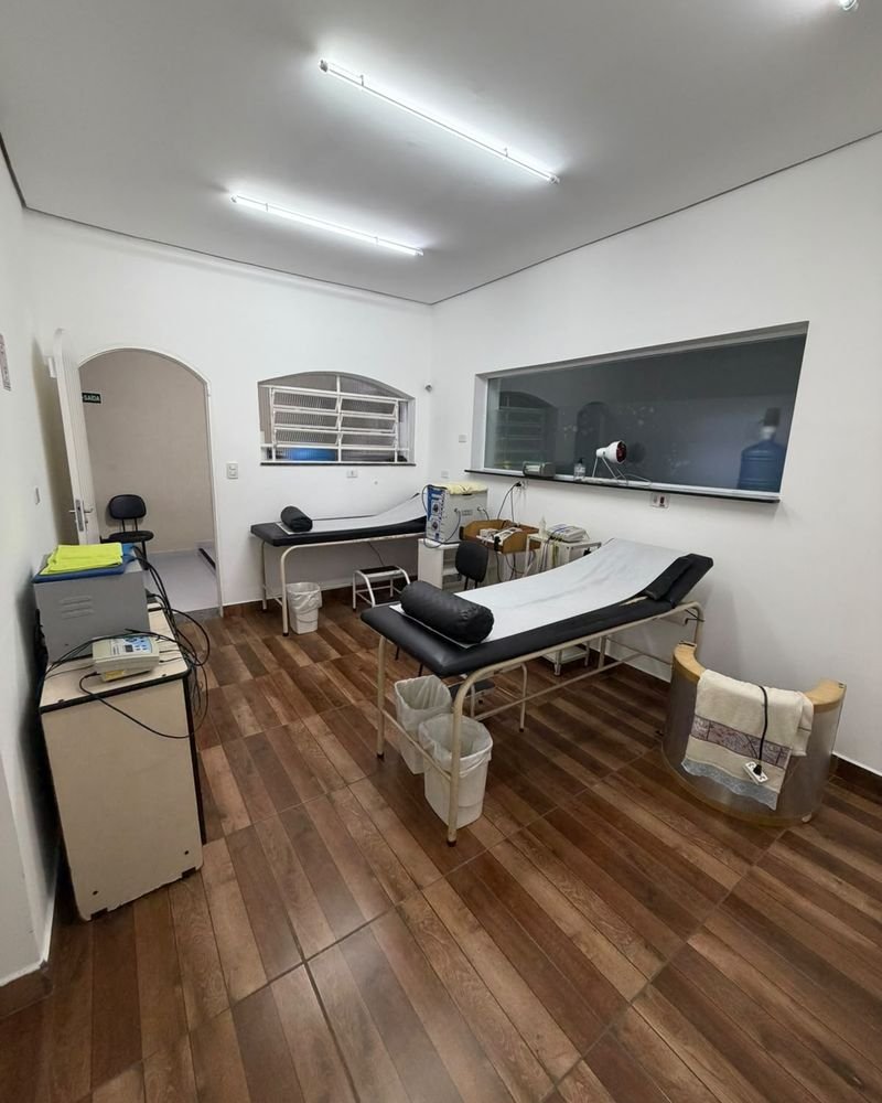 Sala com maca e aparelhos de eletroterapia e termoterapia